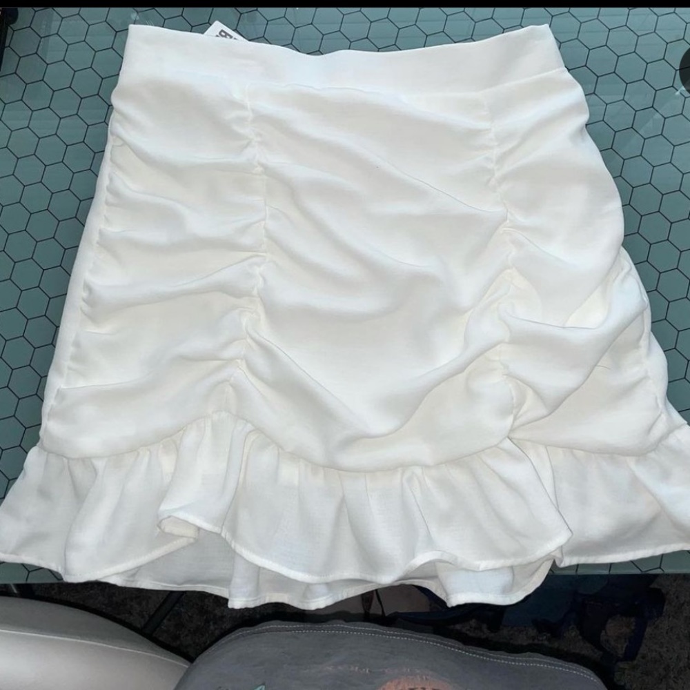 White miss behavin skirt. Size medium